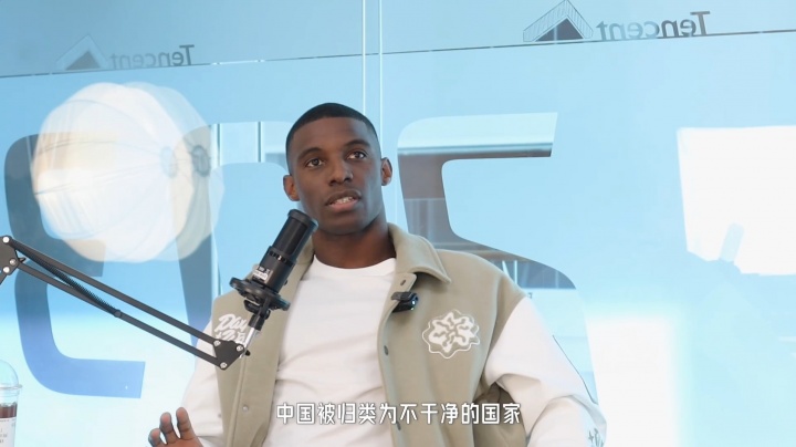 九游娱乐平台-法比奥：欧洲人说中国脏乱差 我说你们根本不了解 待两周都不想走