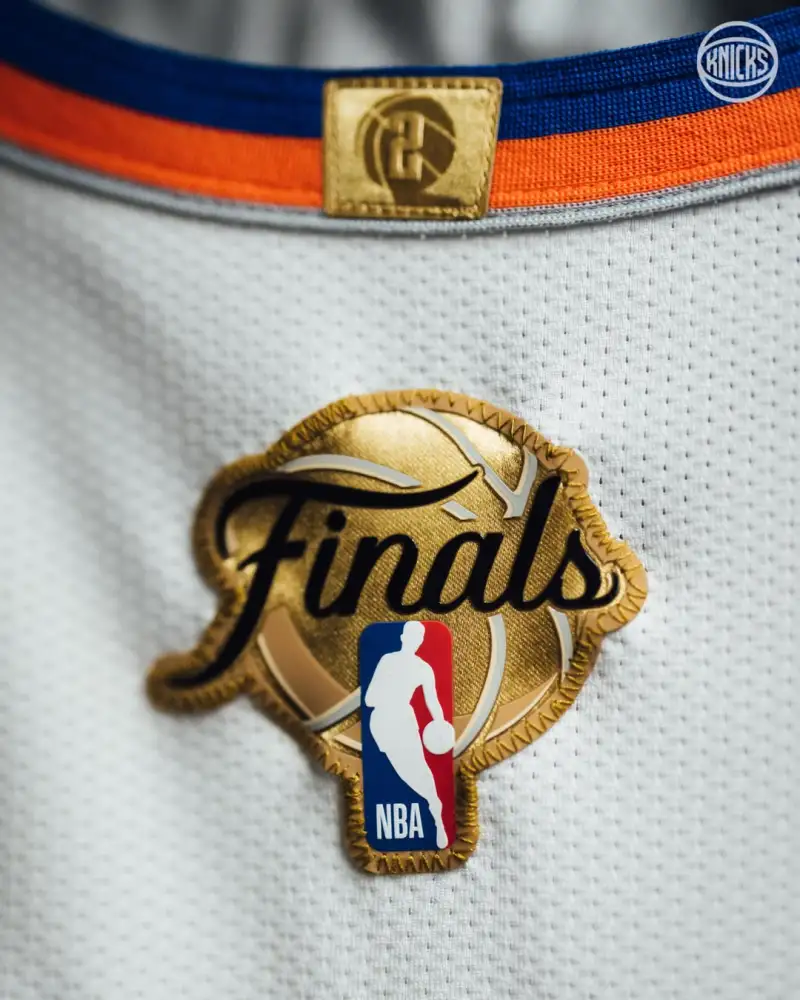 九游娱乐官网-万事俱备！NBA官方展示尼克斯今日比赛球衣细节